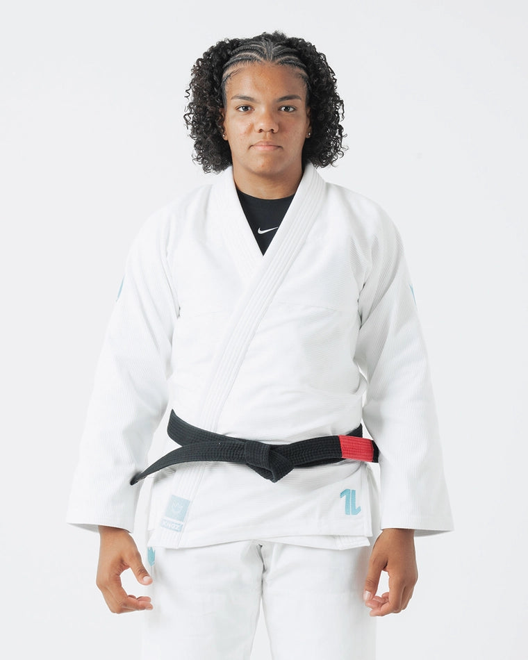 The ONE Womens Jiu Jitsu Gi - Blanc/Bleu Ciel - Ceinture Blanche GRATUITE