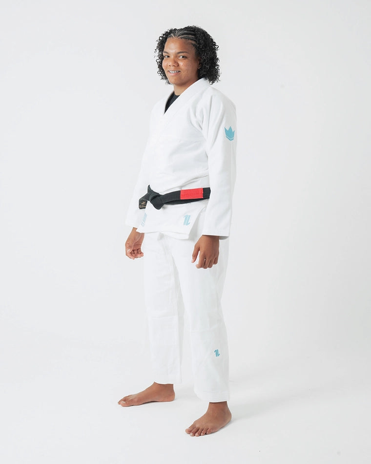 The ONE Womens Jiu Jitsu Gi - Blanc/Bleu Ciel - Ceinture Blanche GRATUITE