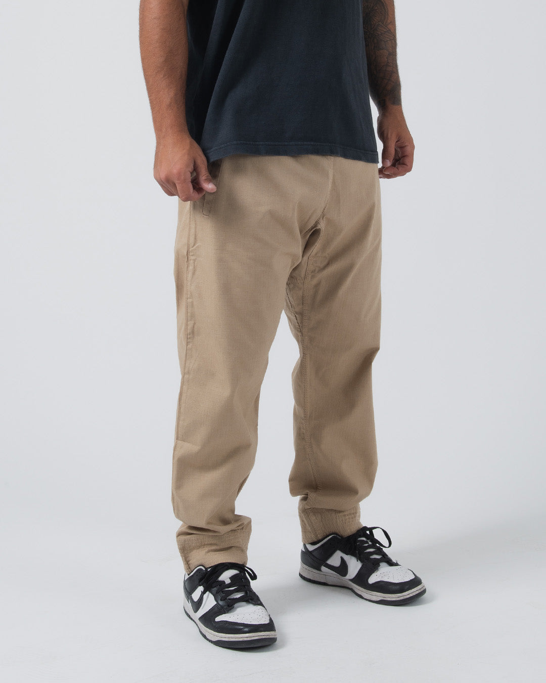 【MATIN KIM】 SHIRRING POINT NYLON PANTS IN KHAKI SHIRRING POINT NYLON PANTS IN KHAKI - MATINKIM